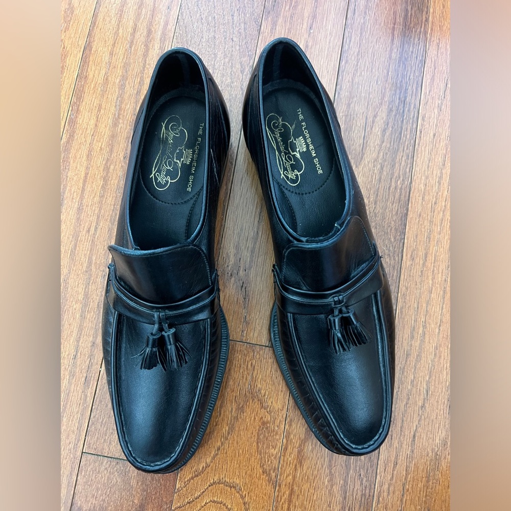 The Florsheim Shoe. Pre-owned men’s loafers. Black leather tassels shoe.